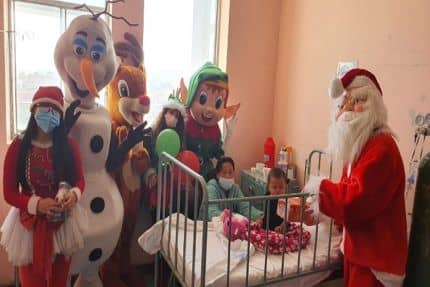 Médicos brindan show por Navidad para niños hospitalizados en Chimbote